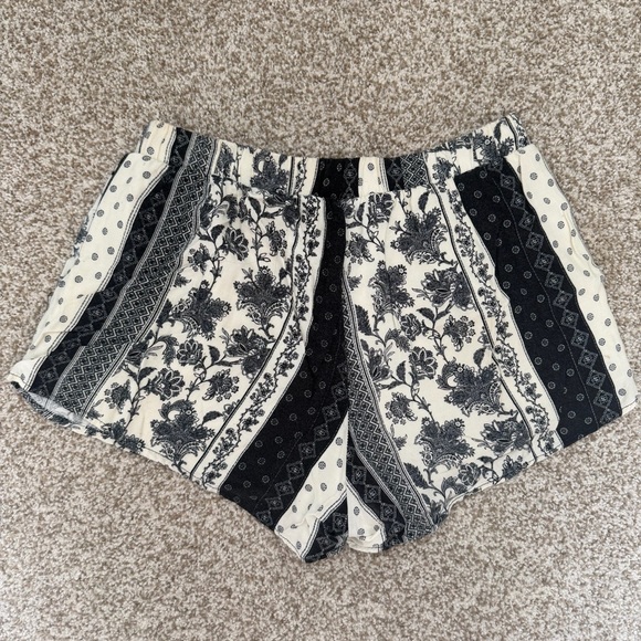 Flowy Shorts - Picture 2 of 3